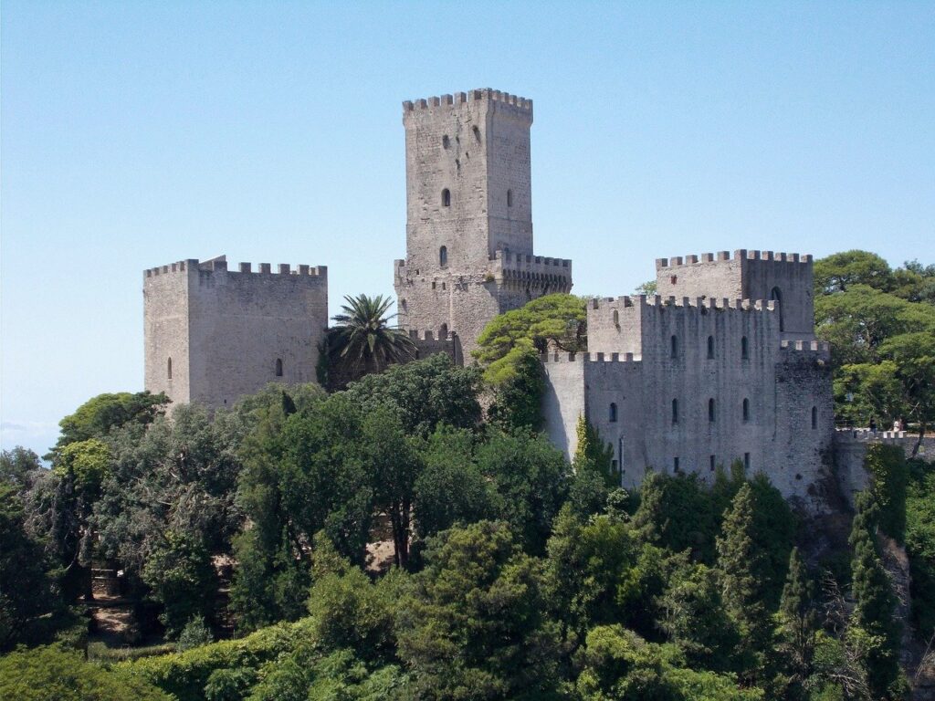 Erice: Il Fascino Senza Tempo nei Viaggi di Gruppo in Sicilia con Nextravel